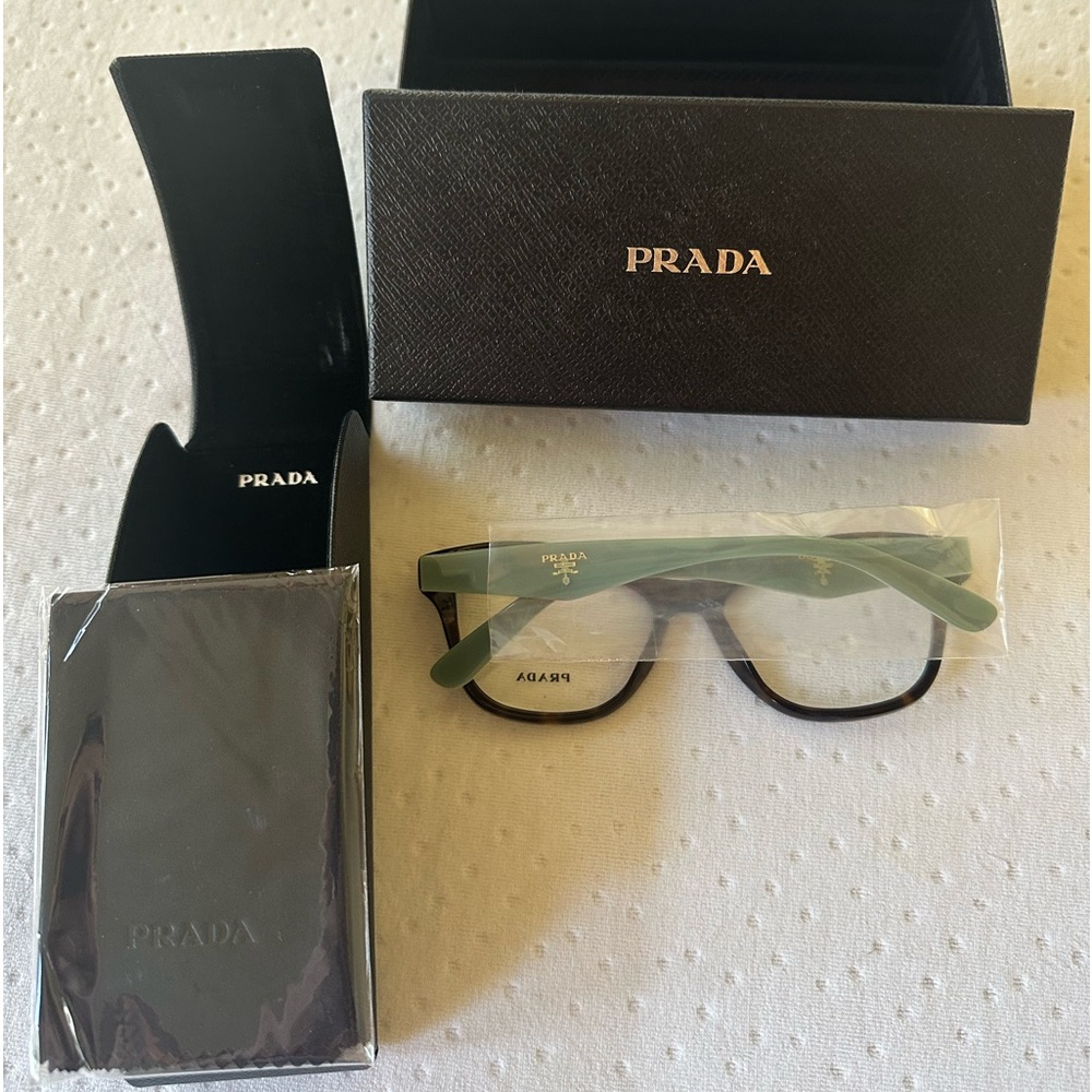 Prada reading classes.